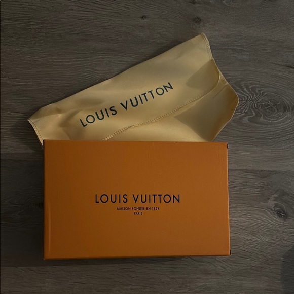 Louis Vuitton Signature Box with Dust Bag - Picture 1 of 1